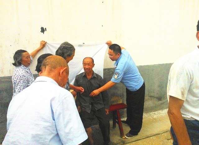 官庄民警鱼水情，意深 上门办证暖人心